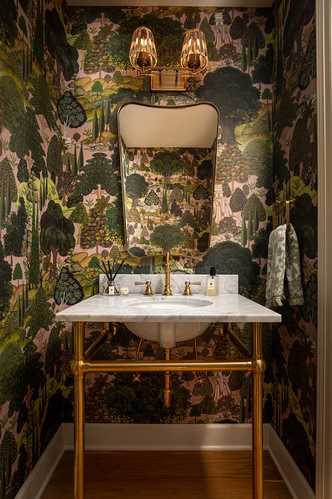 Professional wallpaper installation example 6